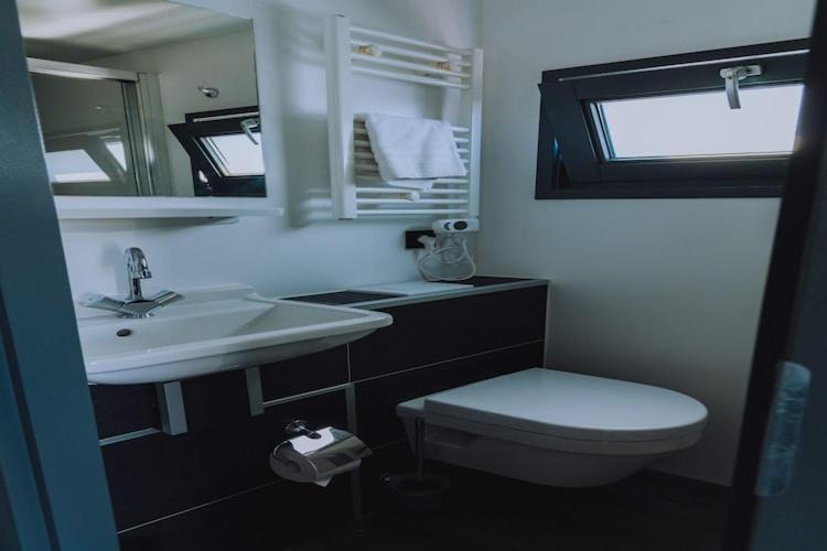 Modern Houseboat With Air Conditioning Located In Marina Uitgeest Zewnętrze zdjęcie